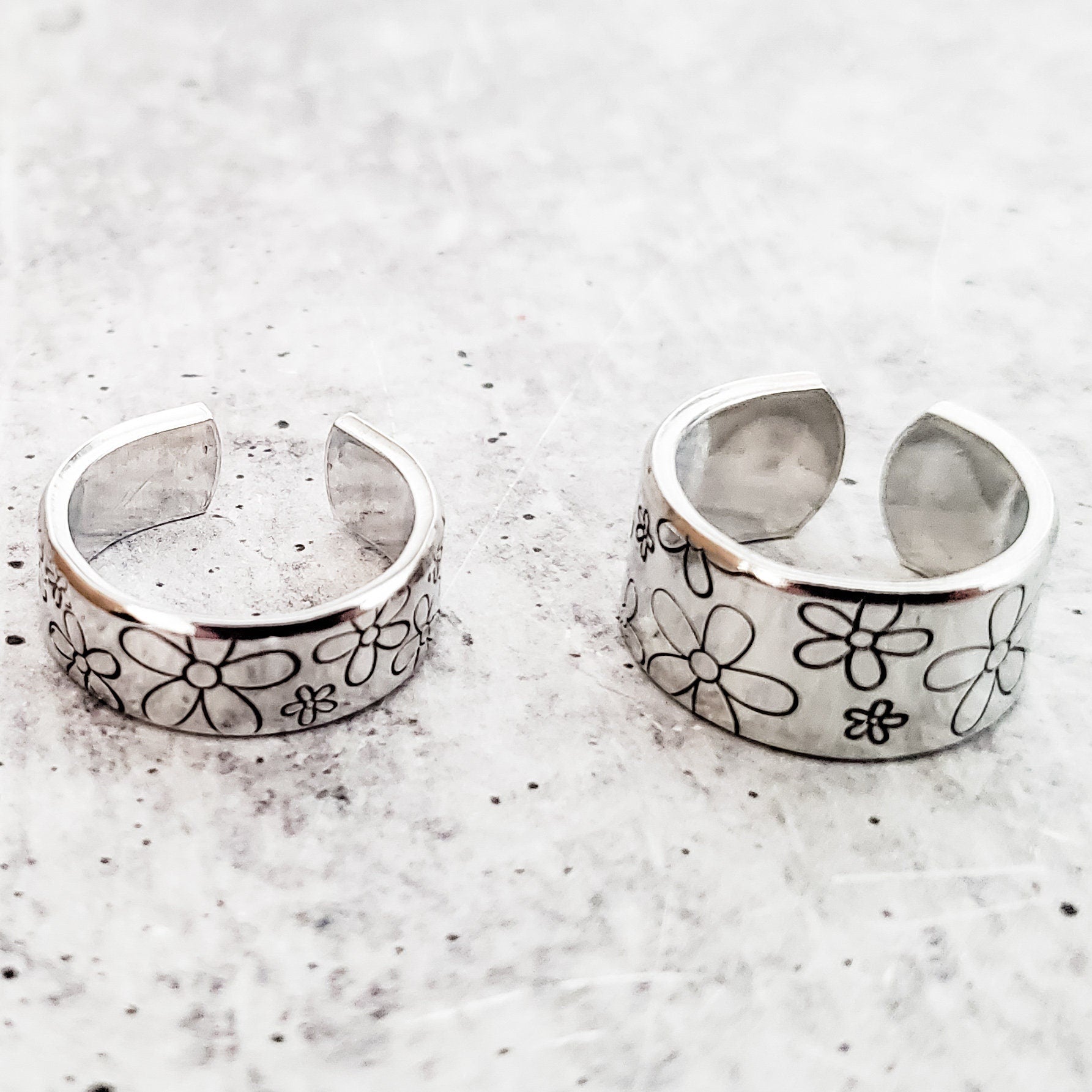 Gänseblümchen-Ring – handgestempelter offener Ring aus Sterlingsilber oder vergoldet