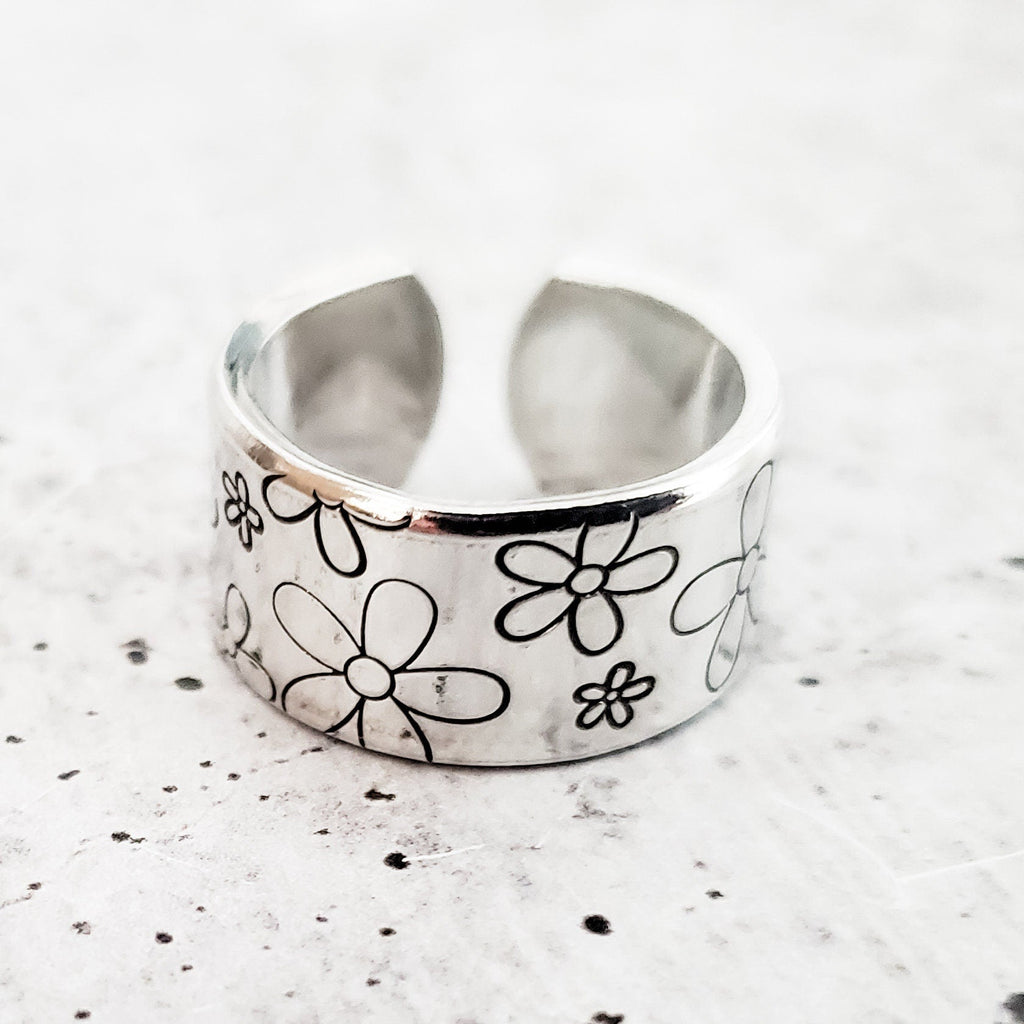 Gänseblümchen-Ring – handgestempelter offener Ring aus Sterlingsilber oder vergoldet