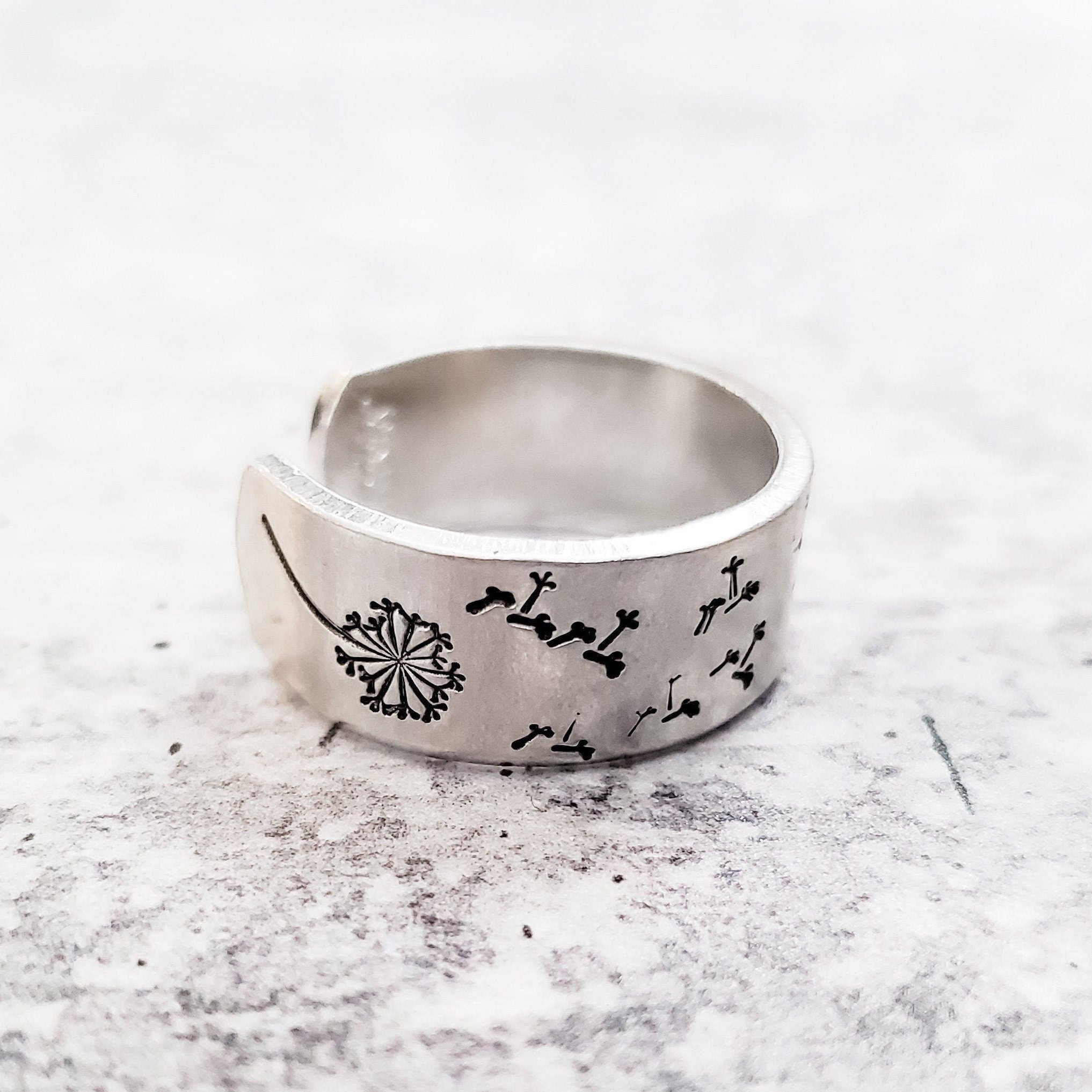 Löwenzahn-Wunschring – Handgestempelter offener Ring aus Sterlingsilber