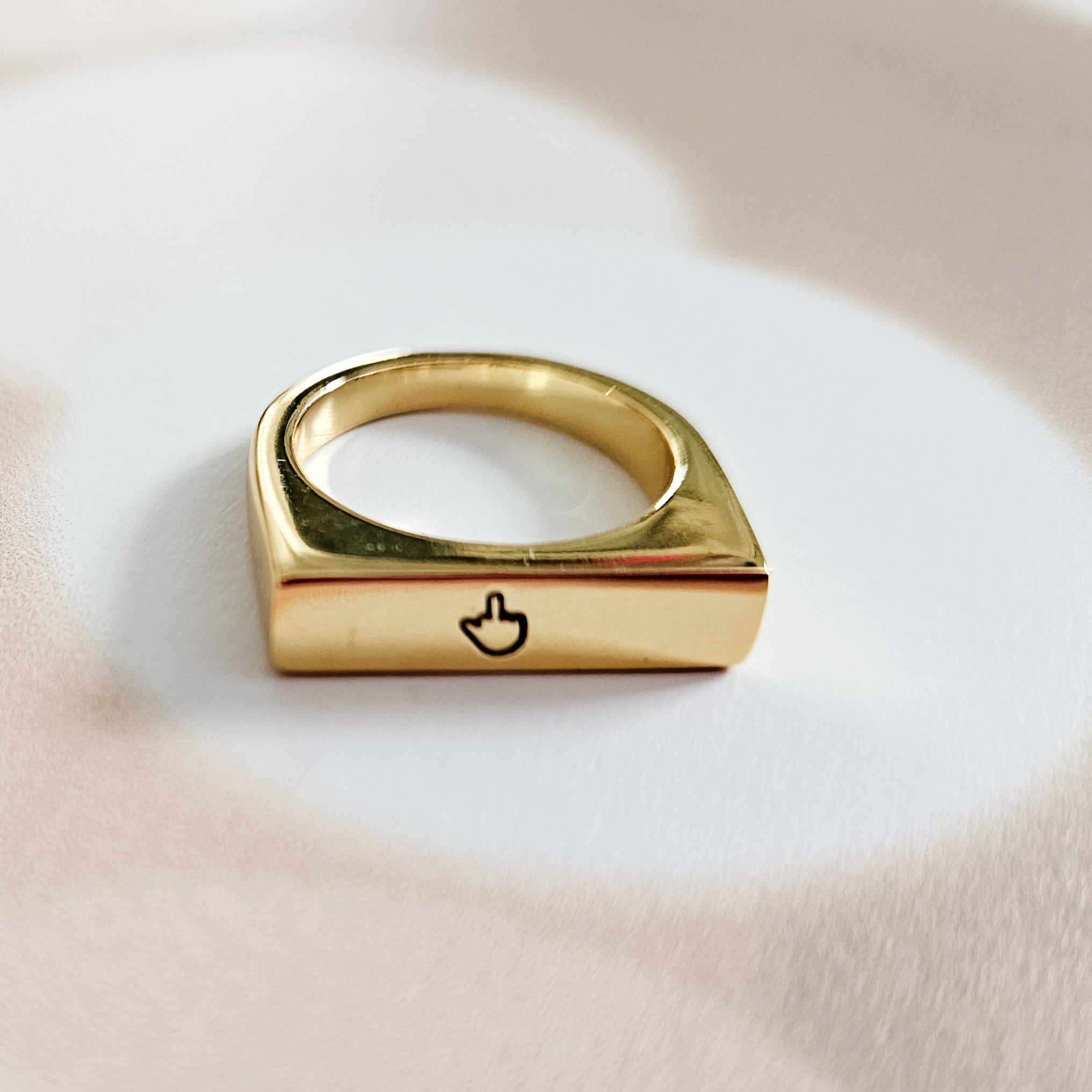 Mittelfinger-Gold- oder Silberring mit flacher Oberseite