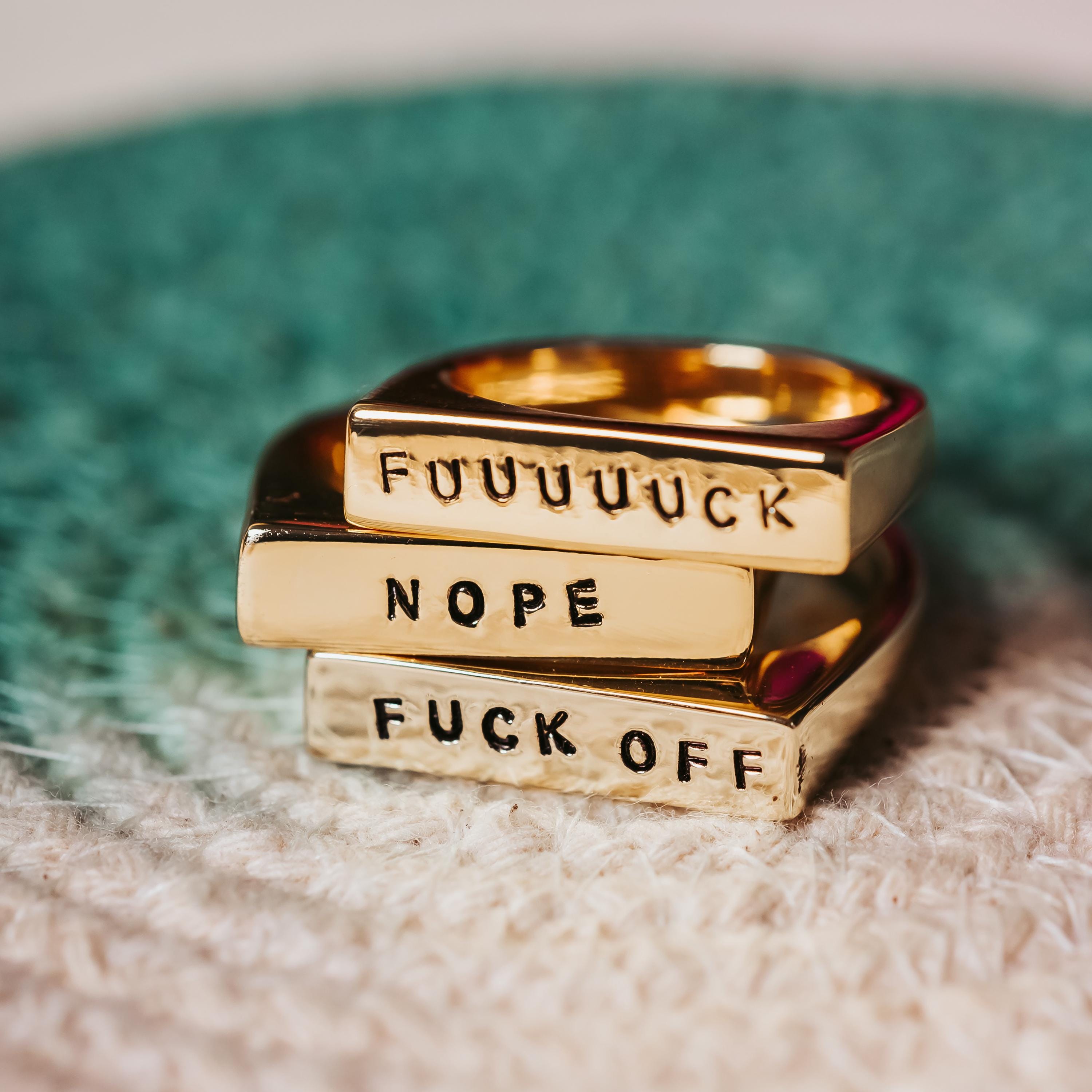 FUCK OFF Flachring in Gold oder Silber