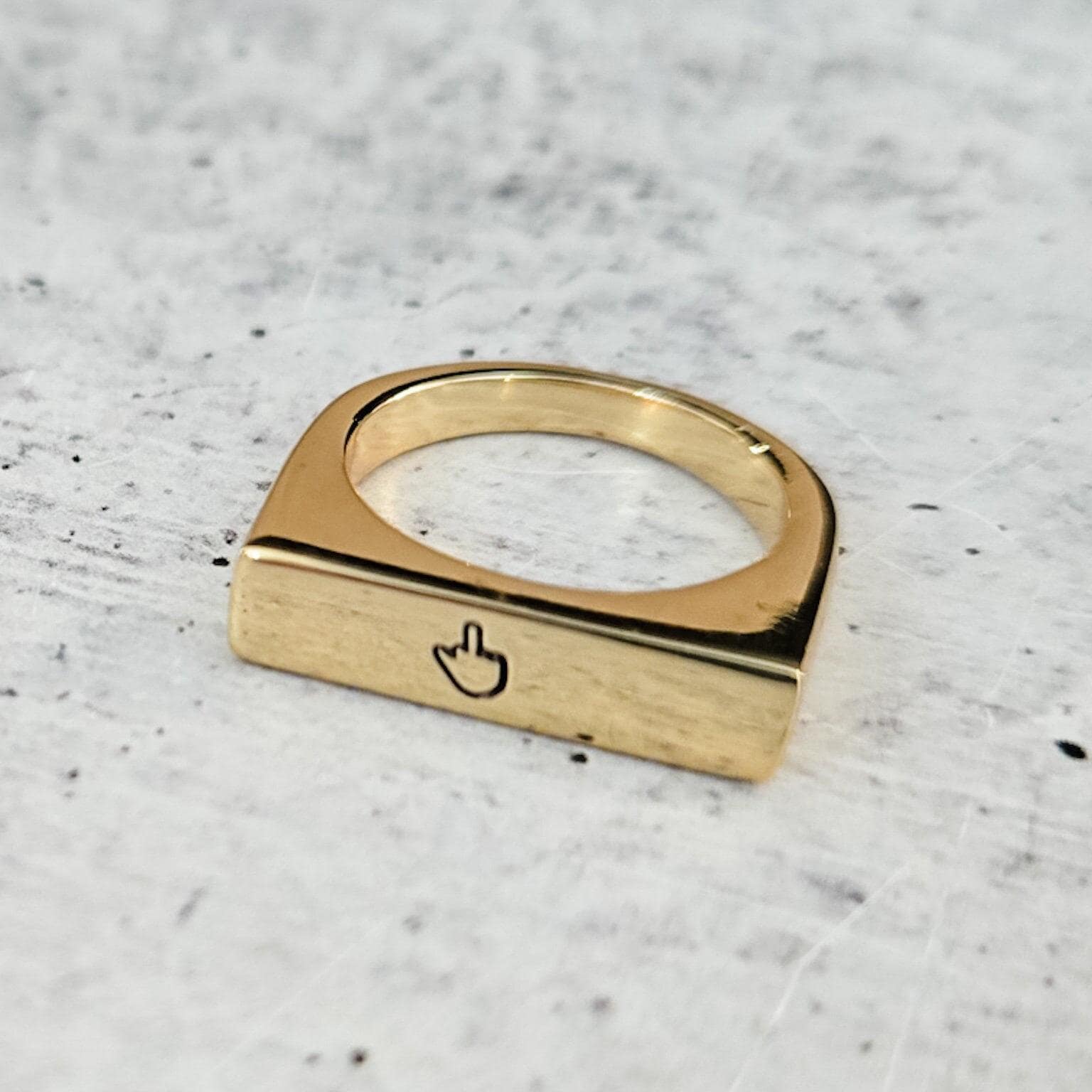 Mittelfinger-Gold- oder Silberring mit flacher Oberseite