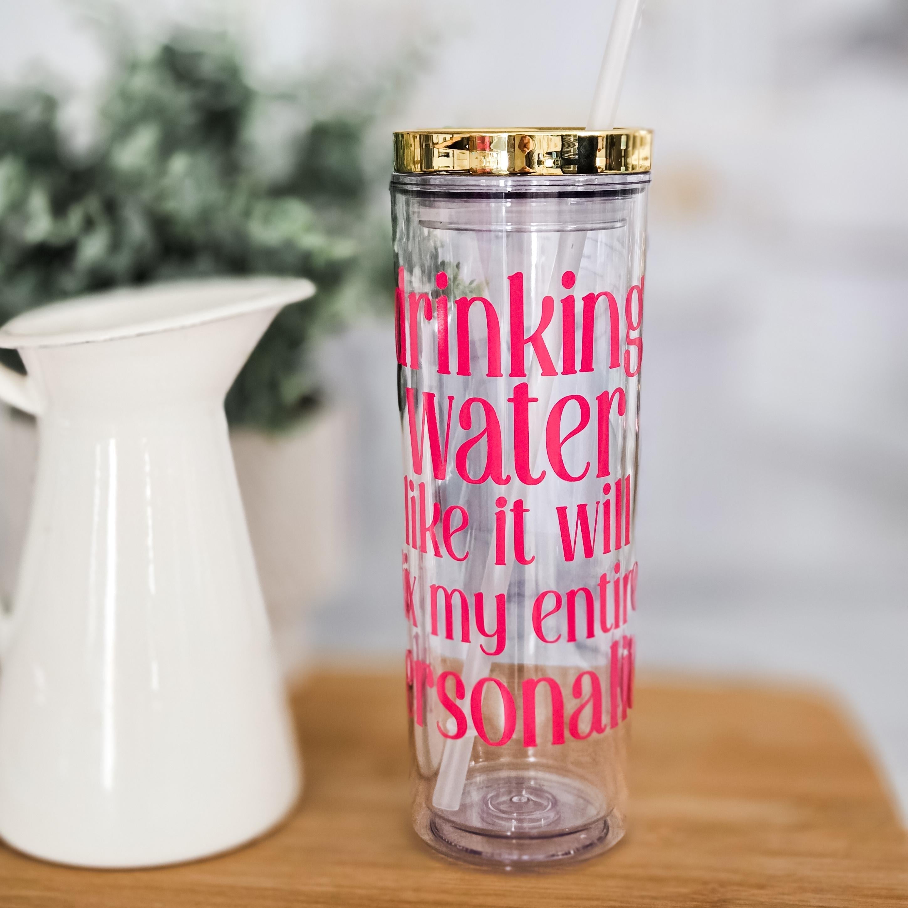 Lustiger Acrylbecher „Wassertrinken, als würde es meine Persönlichkeit reparieren“