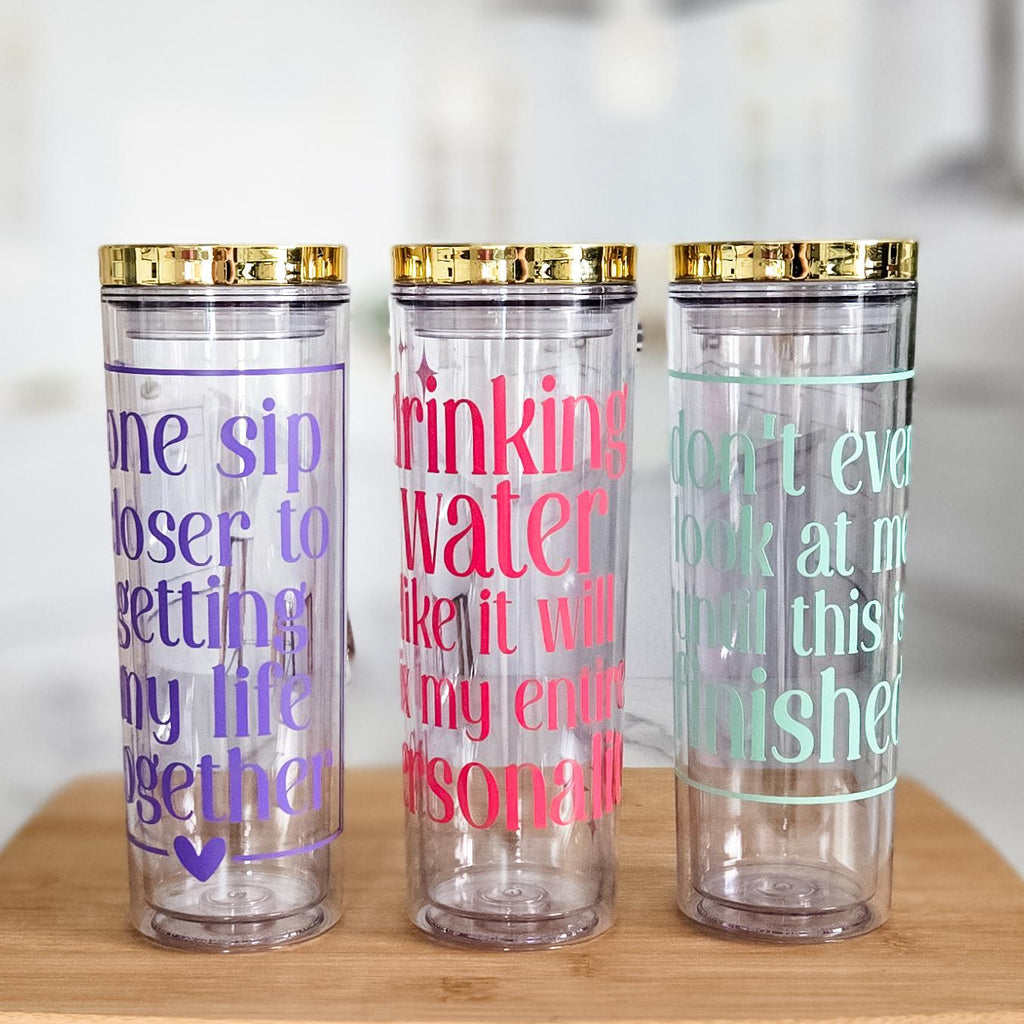 Lustiger Acrylbecher „Wassertrinken, als würde es meine Persönlichkeit reparieren“