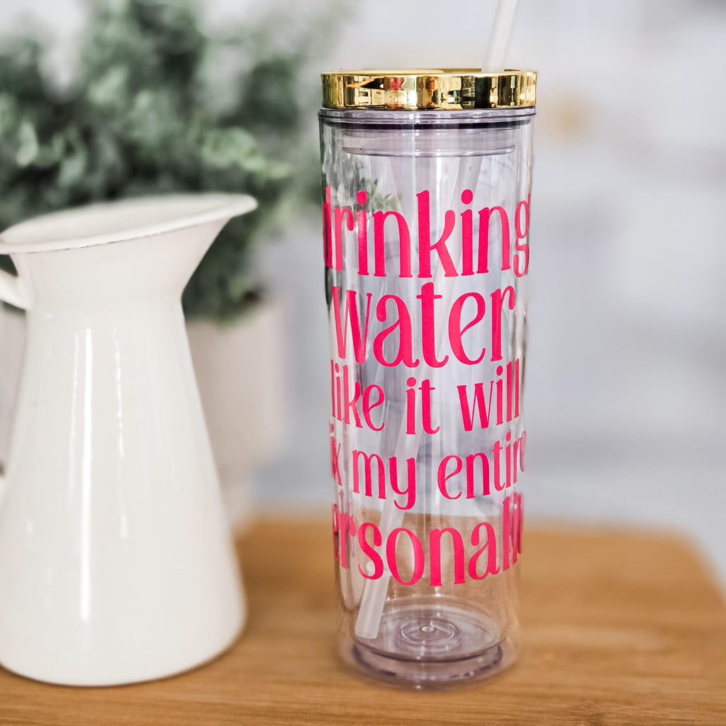Lustiger Acrylbecher „Wassertrinken, als würde es meine Persönlichkeit reparieren“