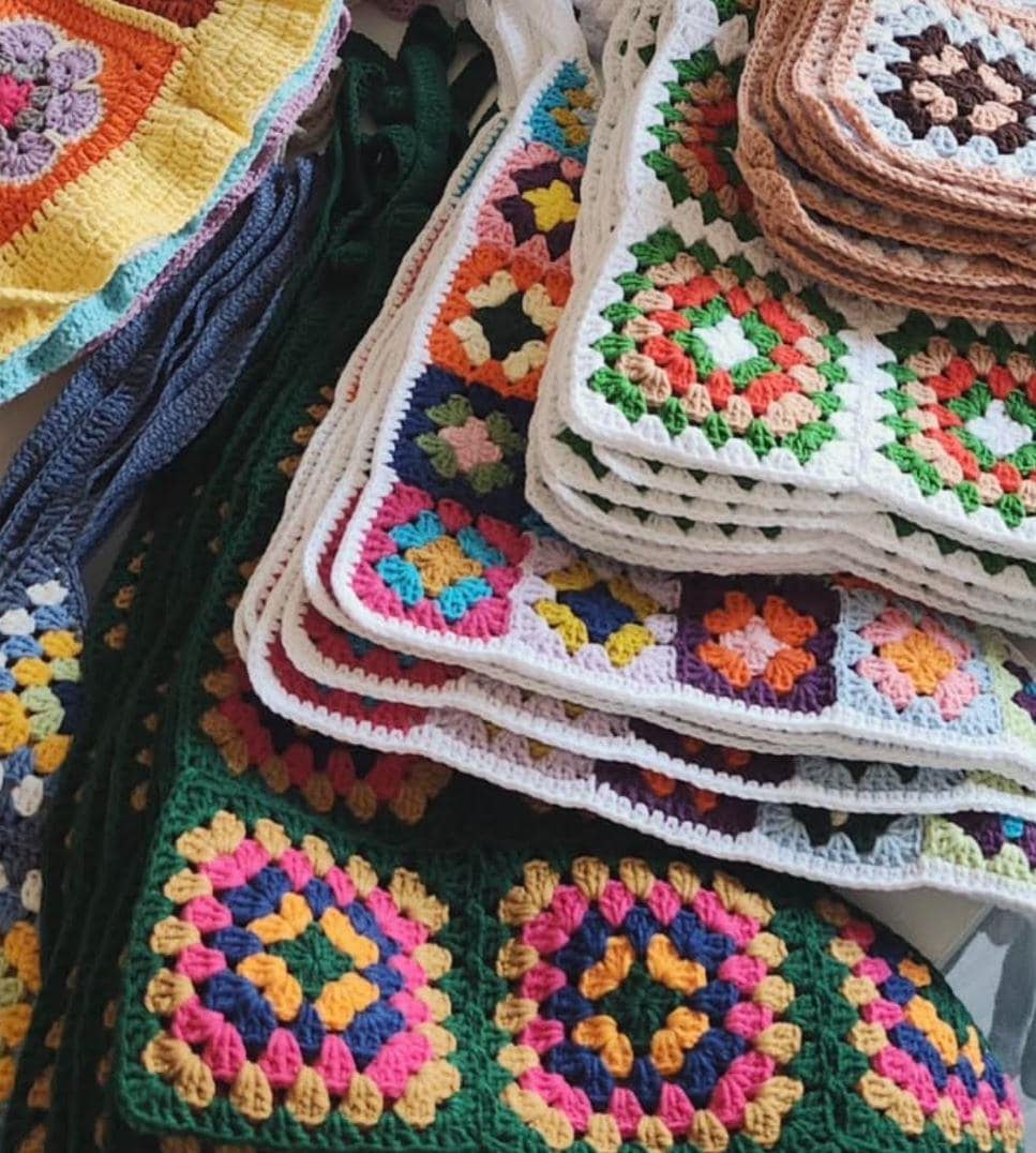 3-in-1 Häkel-Granny-Square-Bandana – Handgemachtes Haarband, Haustierhalsband & Halstuch für Mama | Farbenfrohes Boho-Accessoire | Retro-Häkelgeschenk