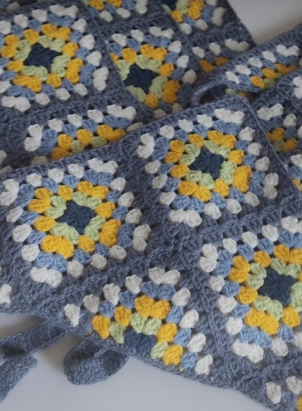 3-in-1 Häkel-Granny-Square-Bandana – Handgemachtes Haarband, Haustierhalsband & Halstuch für Mama | Farbenfrohes Boho-Accessoire | Retro-Häkelgeschenk