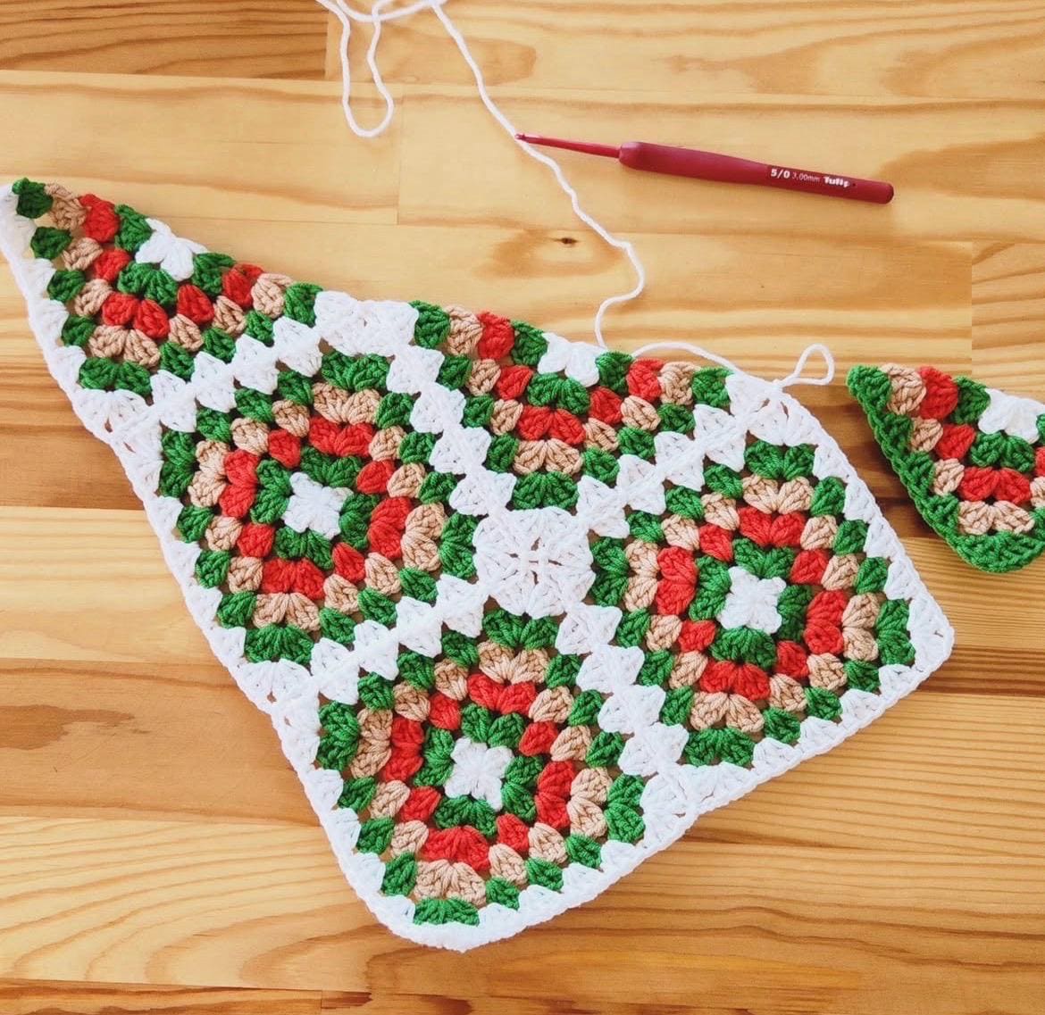 3-in-1 Häkel-Granny-Square-Bandana – Handgemachtes Haarband, Haustierhalsband & Halstuch für Mama | Farbenfrohes Boho-Accessoire | Retro-Häkelgeschenk