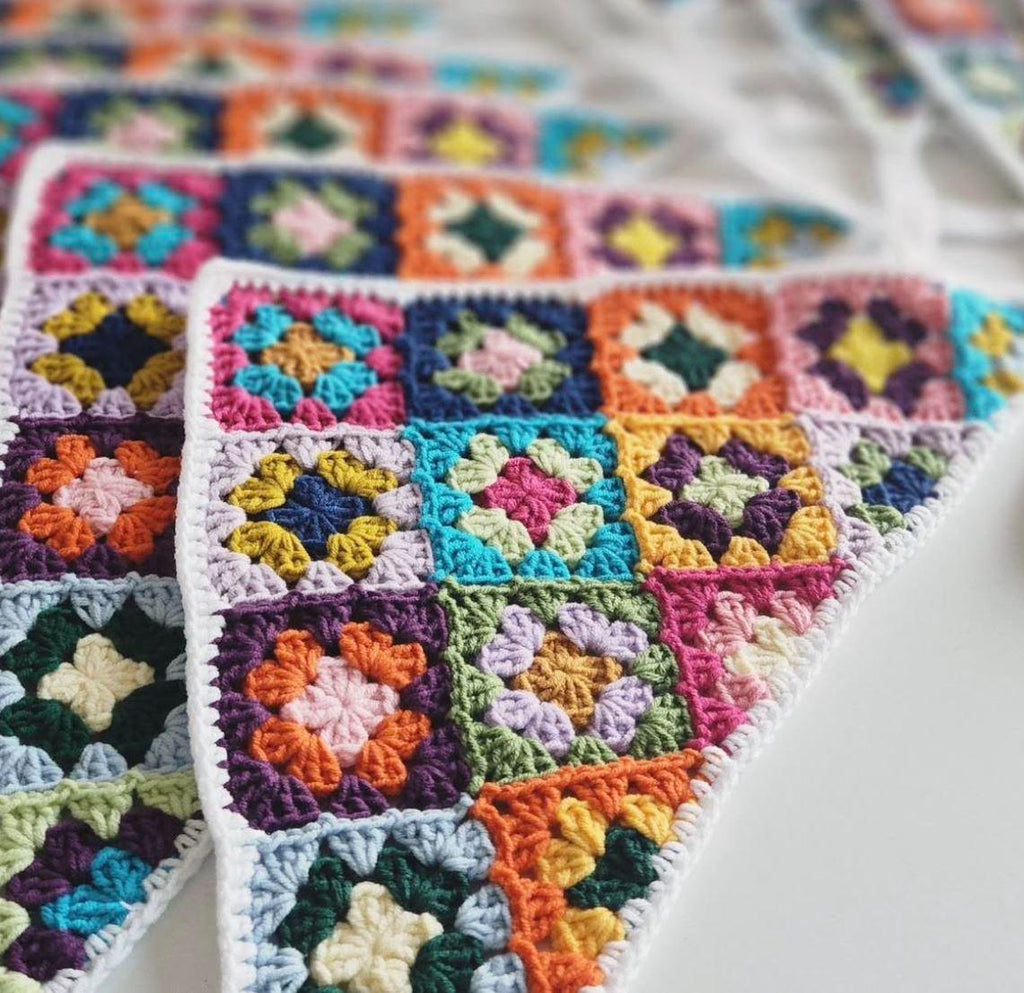 3-in-1 Häkel-Granny-Square-Bandana – Handgemachtes Haarband, Haustierhalsband & Halstuch für Mama | Farbenfrohes Boho-Accessoire | Retro-Häkelgeschenk