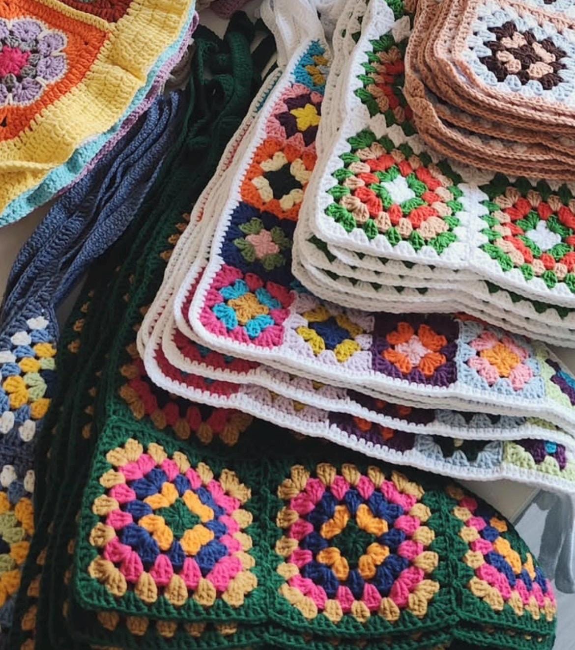 3-in-1 Häkel-Granny-Square-Bandana – Handgemachtes Haarband, Haustierhalsband & Halstuch für Mama | Farbenfrohes Boho-Accessoire | Retro-Häkelgeschenk