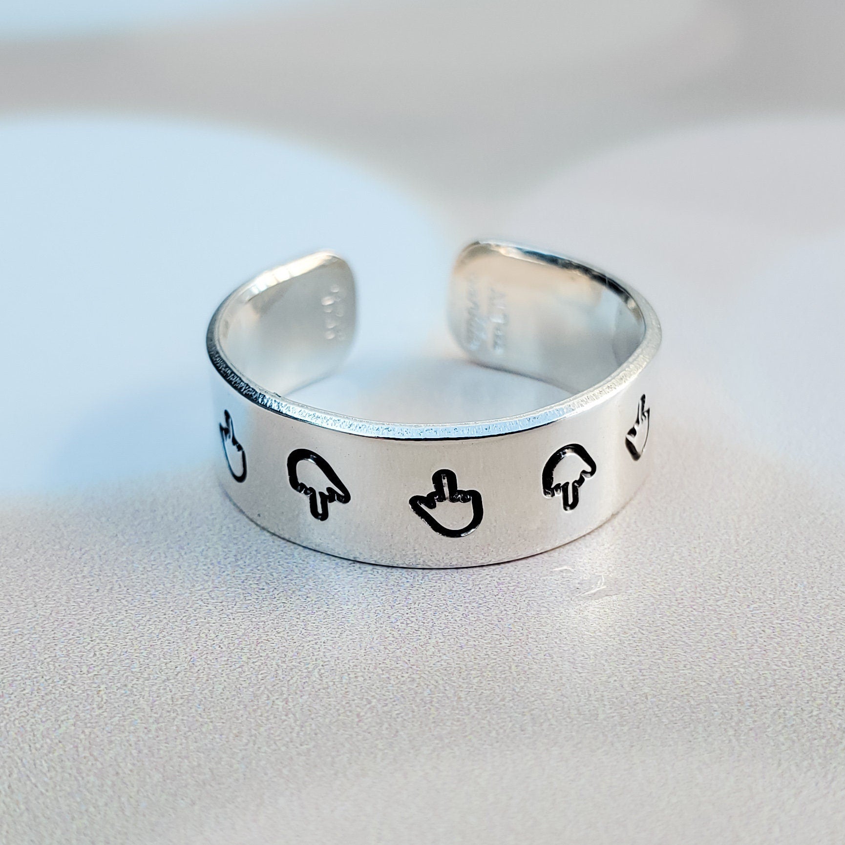 Dünner Mittelfingerring – handgestanzter offener Ring aus Aluminium oder Sterlingsilber