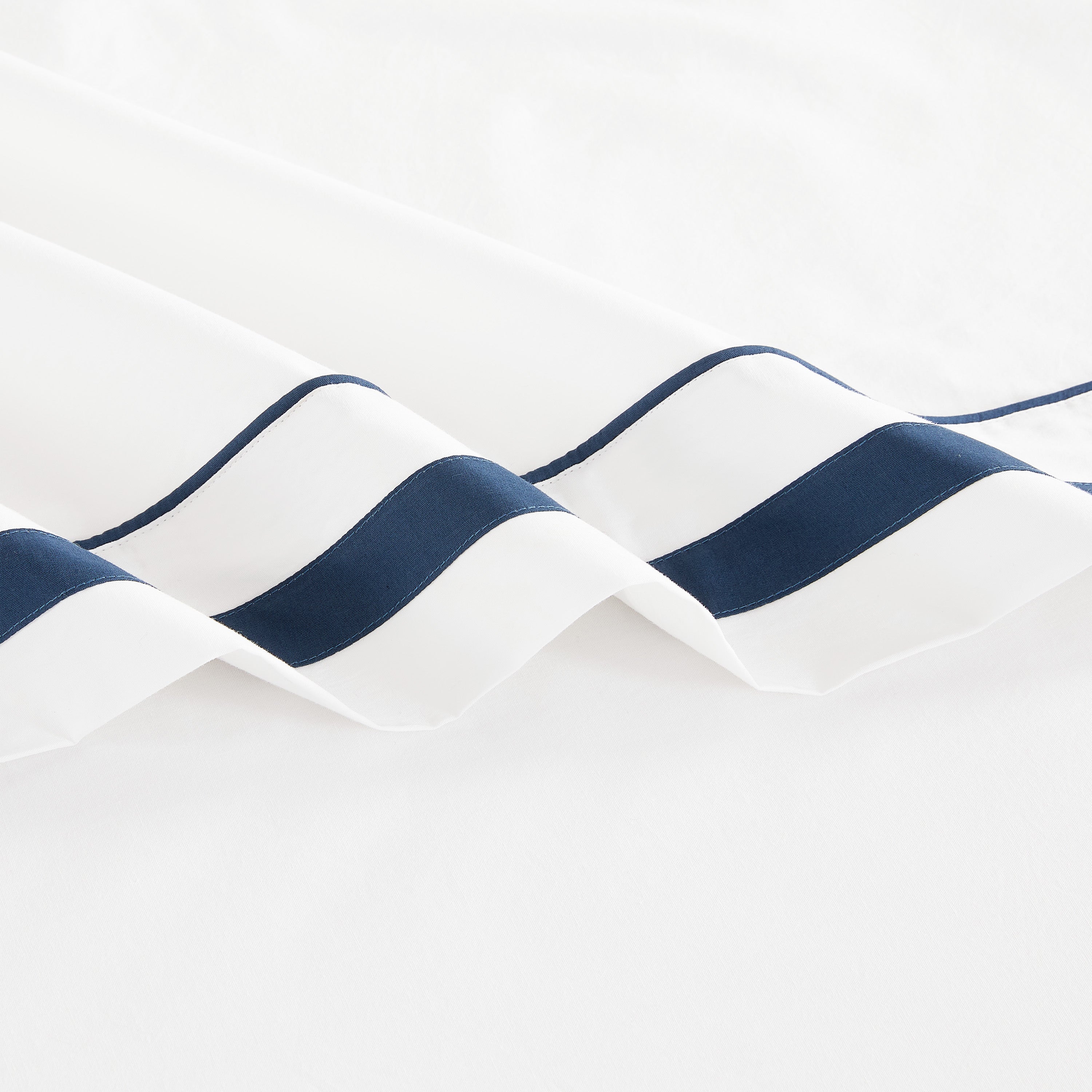 Klassisches Percale-Baumwoll-Bettlaken-Set mit Doppelborte